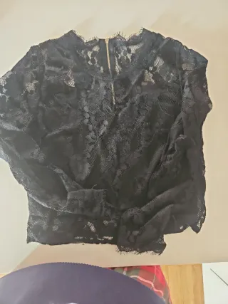 Blusa de encaje negra con cremallera