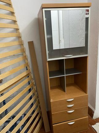 Mueble de madera con puertas de cristal