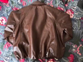 Cazadora efecto piel bomber marrón