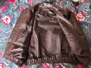 Cazadora efecto piel bomber marrón