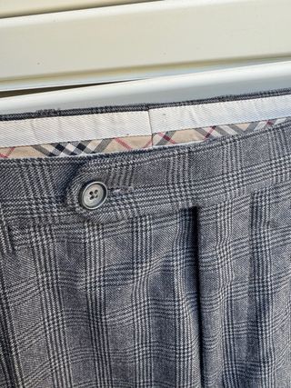 Pantaloni Burberry a scacchi grigi sartoriale.