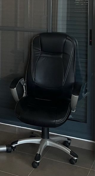 Silla de oficina negra y plateada