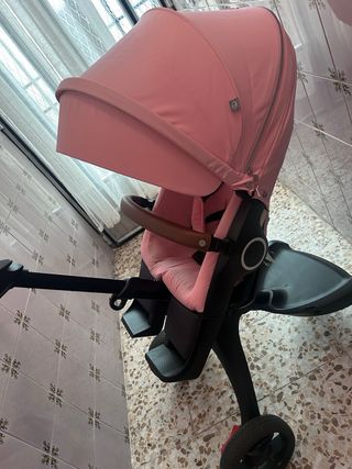 Carro de bebé rosa