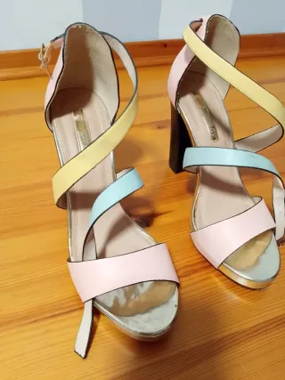 Sandalias de tacón multicolor. Ideales