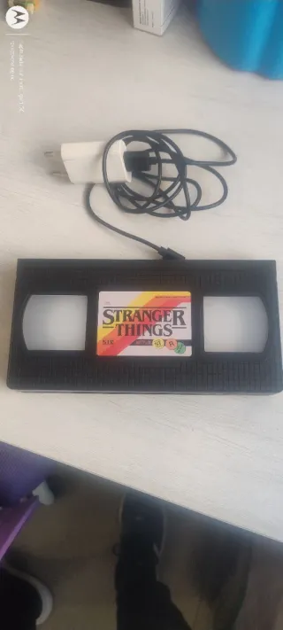 Lámpara Stranger Things VHS