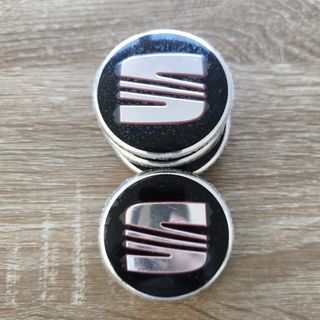 TAPABUJES SEAT 56mm NEGROS - EMBLEMA LLANTAS SEAT