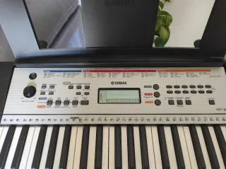 Teclado Yamaha con soporte