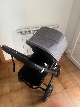 Carrito de bebé negro y gris con capazo bugaboo