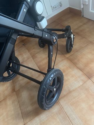 Carrito de bebé negro y gris con capazo bugaboo