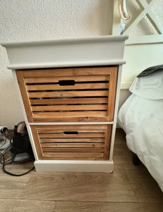Mesita de noche de madera y blanco