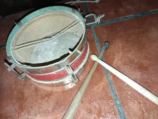 Tambor infantil antiguo con baquetas