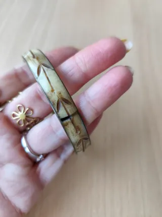 Pulsera tallada artesanal