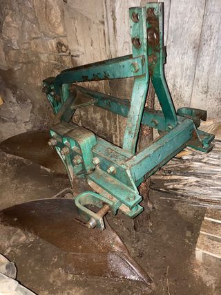 Arado de vertedera no reversible