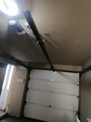 Puerta de garaje automática con motor