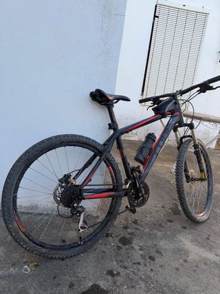 Bicicleta Cube 26 Negra y Roja
