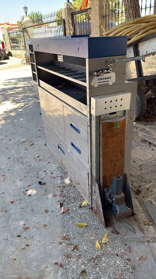 Muebles para furgoneta con cajones y gato