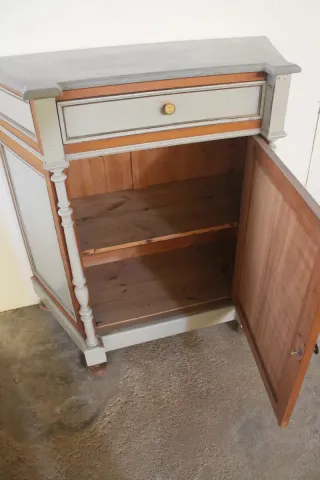 Mueble de entrada verde y marrón