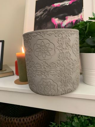 Vaso di cemento con incisione floreale