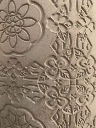Vaso di cemento con incisione floreale