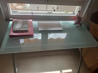 Escritorio de cristal y metal