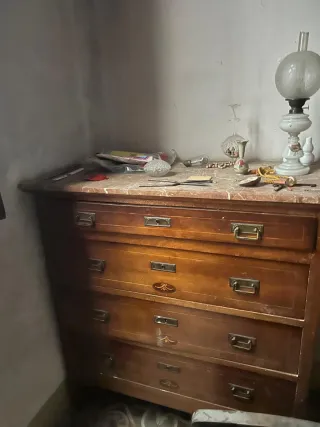 Mueble antiguo de madera y mármol