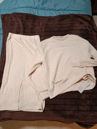 Conjunto Emery Rose jersey y falda beige