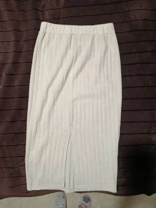 Conjunto Emery Rose jersey y falda beige