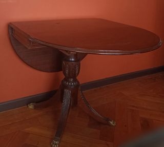 Antigua mesa de alas