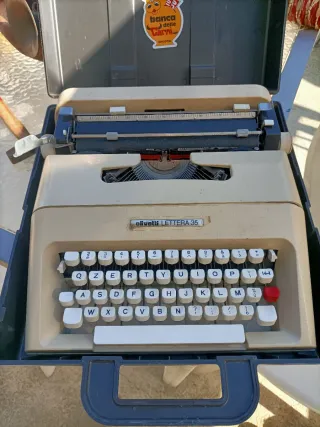 Macchina da scrivere Olivetti Lettera 35
