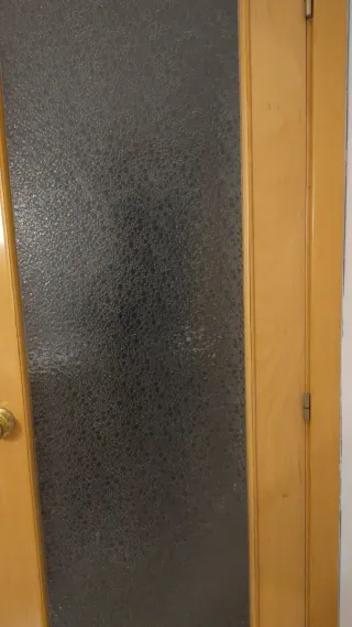 Puerta de interior de madera y cristal semi opaco