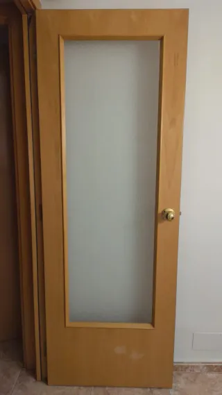 Puerta de interior de madera y cristal semi opaco