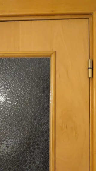 Puerta de interior de madera y cristal semi opaco