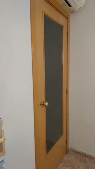 Puerta de interior de madera y cristal semi opaco