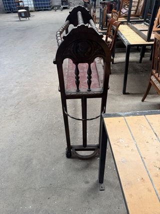 Mueble antiguo de madera oscuro