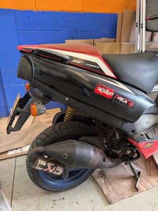 Scooter Aprilia SR 50 Roja y Negra