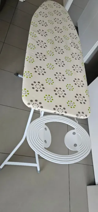 Tabla de planchar con soporte para ropa