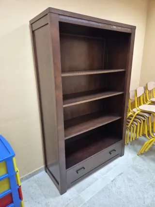 Estantería de madera maciza