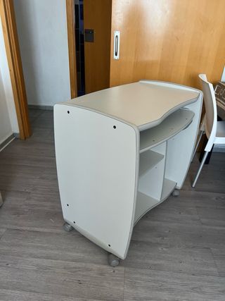 Escritorio móvil de madera blanco crema.