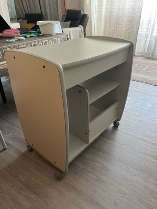 Escritorio móvil de madera blanco crema.