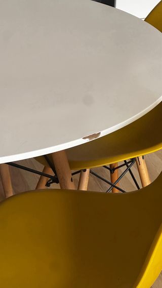 Mesa ovalada blanca y 4 sillas amarillas