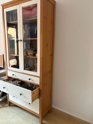 Set di 2 vetrine con ripiani e cassetti