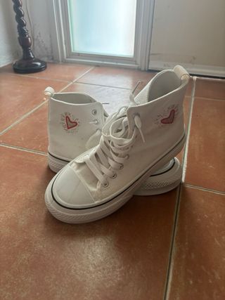 Zapatillas altas blancas estilo converse