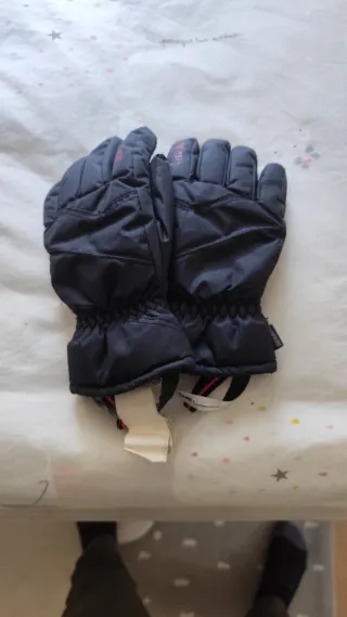 Mono de esquiar Quechua 6 años y guantes 8 años