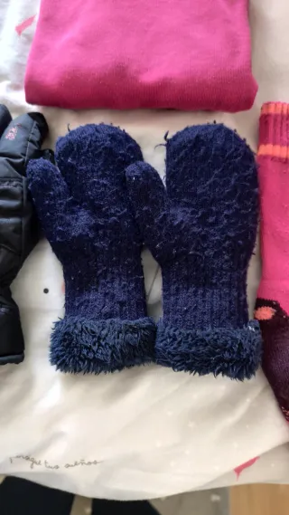 Mono de esquiar Quechua 6 años y guantes 8 años