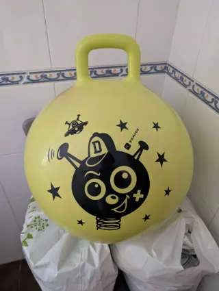 Pelota saltarina amarilla para niños