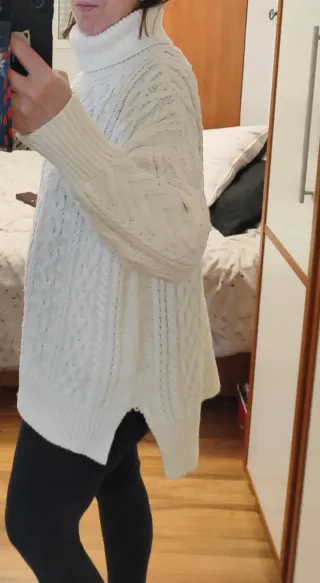 Jersey blanco de punto con cuello alto