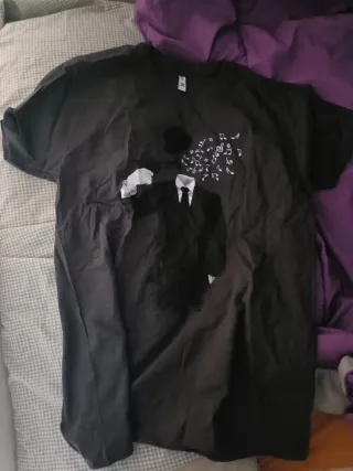 Camiseta negra con diseño de música