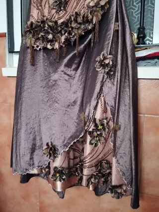 Vestido beige y marrón con flores