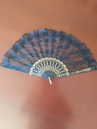 Abanico negro y dorado con detalles