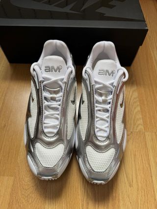 Zapatillas Nike Plata y Blanco